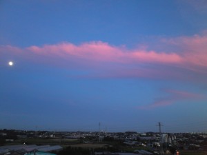 夕焼け雲と月